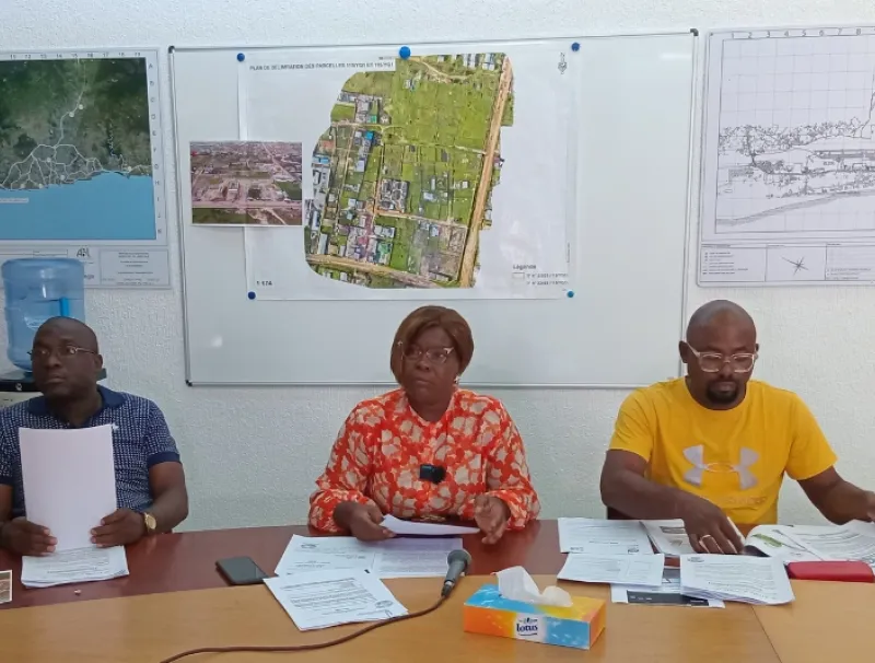 Le collectif des employés de Arise lors d'un point de presse sur la question.