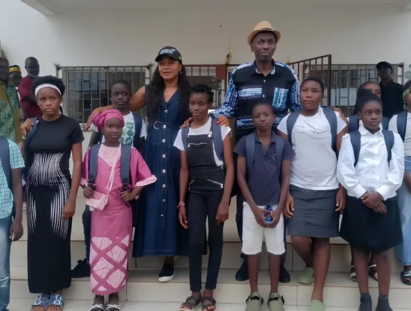 Le ministre Augustin Emane avec quelques bénéficiaires.