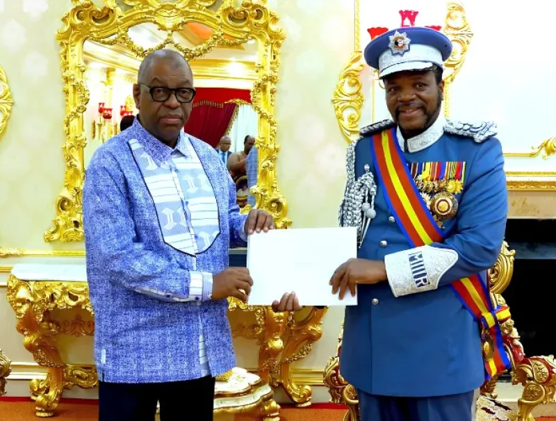 Le vice-président de la République, Alexandre Barro Chambrier et le roi Mswati III.