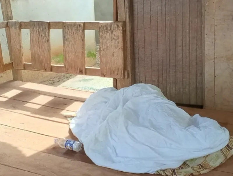 La dépouille de la Camerounaise recouverte d’un drap.