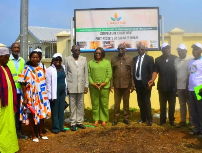 Le DG de la Caistab, Ismaël Gnamalengoungou Oligui, entouré des autorités de la commune de Bitam et du département du Ntem