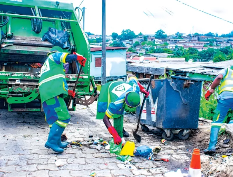 Les éboueurs de Clean Africa à l’ouvrage dans un quartier de Libreville