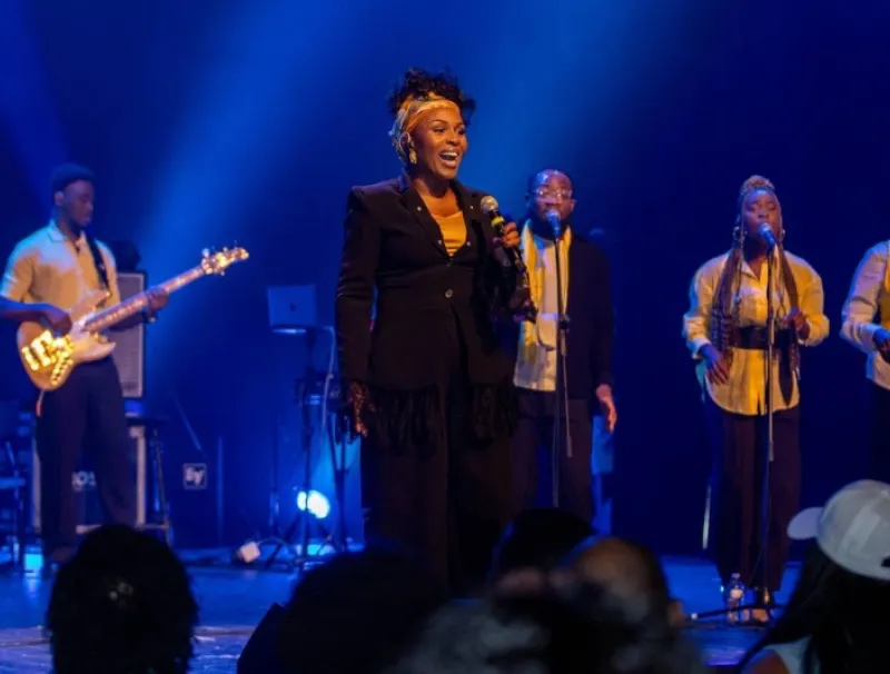 Dena Mwana en concert