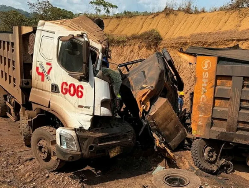 Les deux camions au sortir de l’impact mortel à Franceville