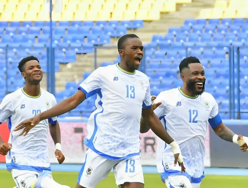 Didier Ndong, Guelor Kanga et Randy Essang Matouti footballeurs gabonais