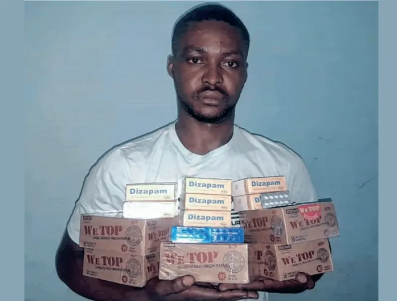 Isaac Ndong Ella Missamba tenant son stock de produits prohibés