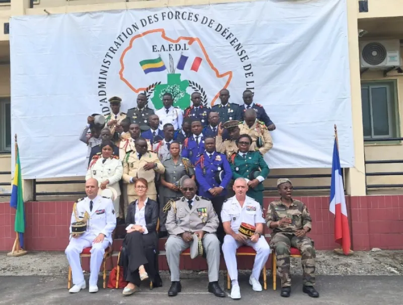 Les officiels et la 4e promotion CT1 hier dans la cour de l’EAFDL.