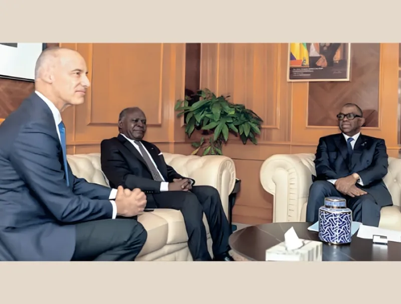 Le vice-président du gouvernement échangeant avec la délégation du groupe Aggreko .