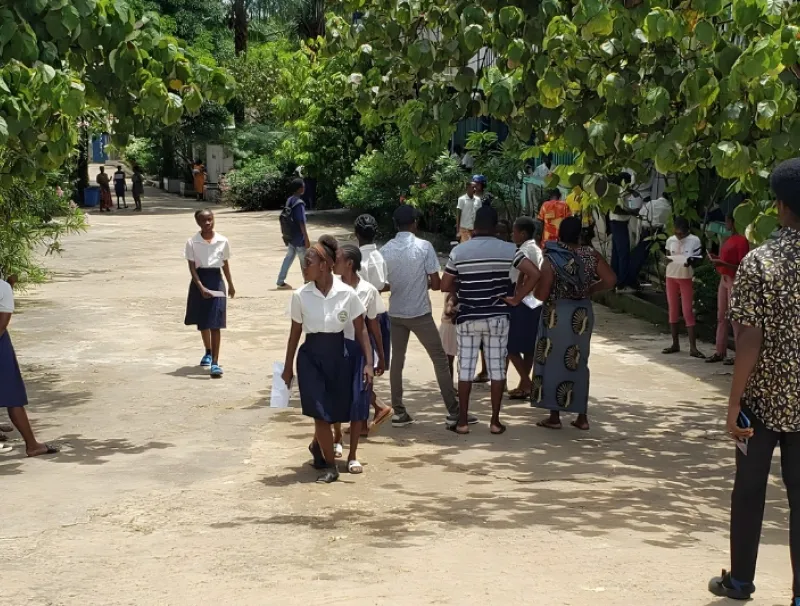 Jour de remise de bulletins de notes dans un établissement secondaire de Lambaréné