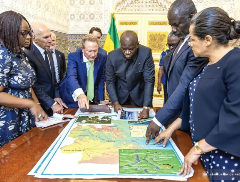 Le président de la République, Brice Clotaire Oligui Nguema, avec la délégation de Fortescue