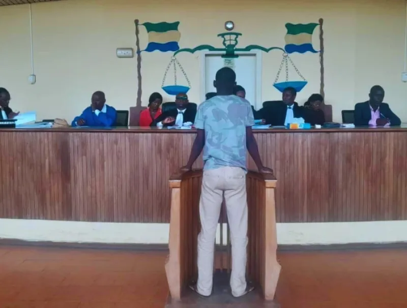 V.D.M.N. lors de sa comparution devant le tribunal des mineurs.