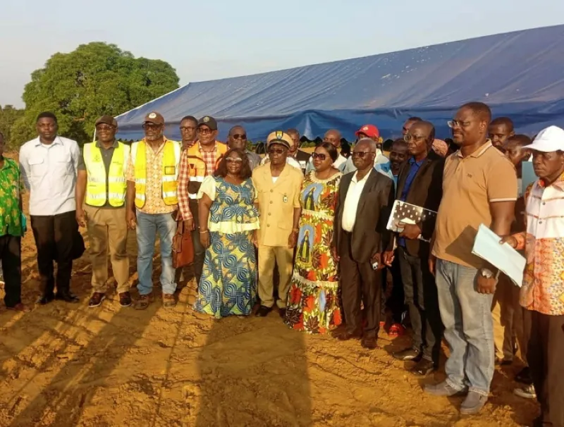 Gouverneure Dikoumba, entourée des familles indemnisées à Okolassi