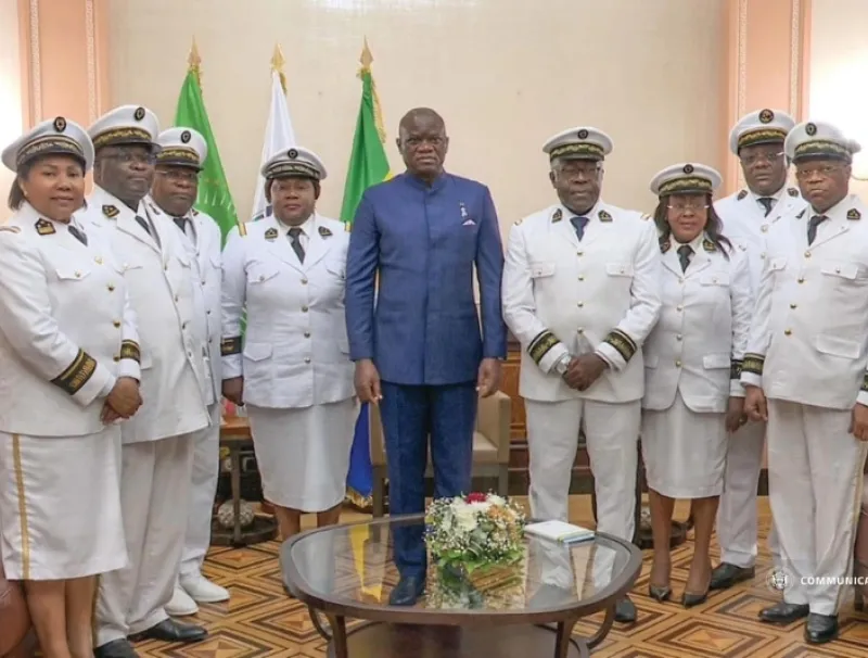 Les gouverneur de provinces aux côtés du chef de l’État.