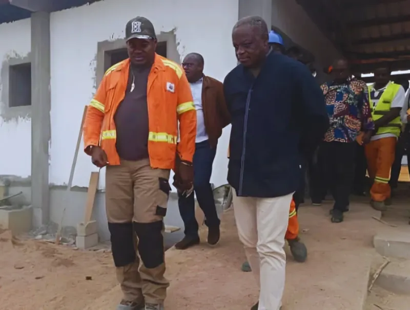 Ogooué-Lolo : le ministre de l’Intérieur inspecte les chantiers scolaires et d’infrastructures