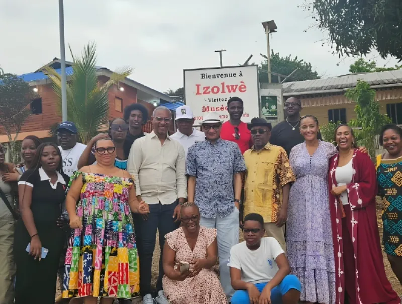 Photo de famille à l’issue de la visite du musée d’Isolwè.