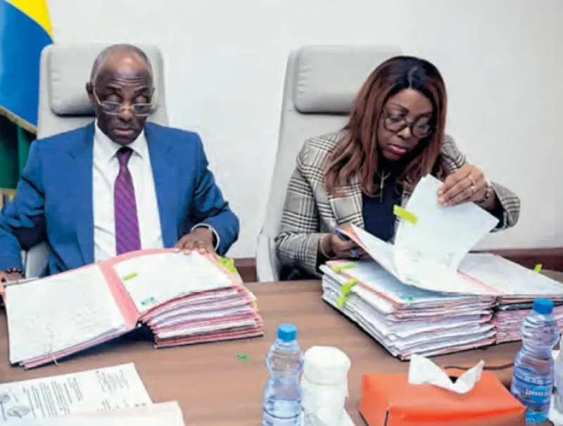 Marc Abeghe, ministre délégué en charge du Budget et Laurence Ndong, ministre de la fonction publique