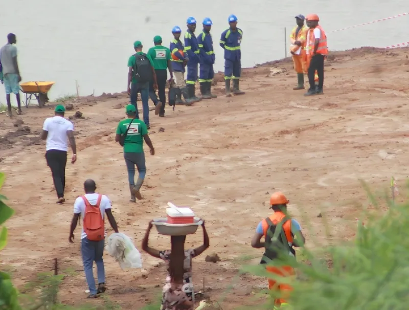 Les agents de l’entreprise Mika Service sur la plateforme aménagée 