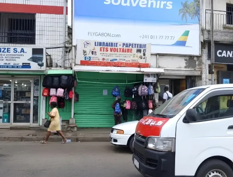Quelques boutiques ont été placées sous scellés par la justice, à l’ancienne gare routière de Libreville.
