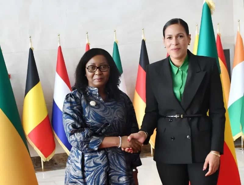 Marie-Edith Tassyla-Ye-Doumbeneny et son homologue béninoise.