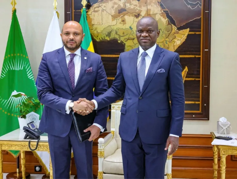 Le président de la République s’entretenant avec le secrétaire général de l’OEACP. © DR