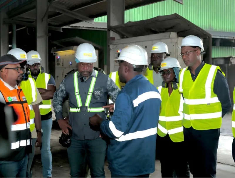 Pacôme Kossy, ministre de l'agriculture visitant les installations de Olam
