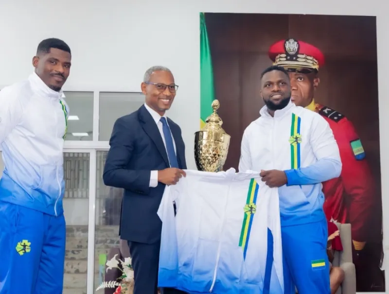 Paul KESSANY, ministre des sports et L’équipe nationale de handball lors de la cérémonie honorifique