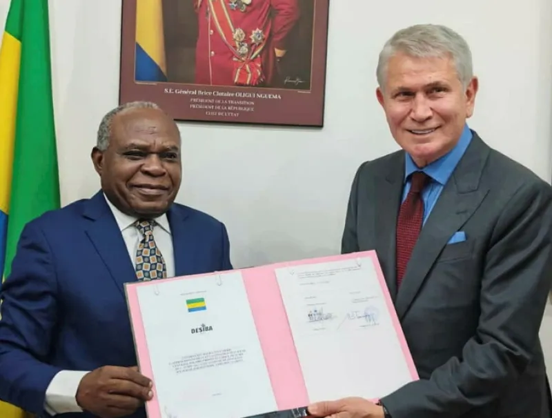 Philippe Tanangoye, ministre de l’accès universel à l’eau et à l’énergie et un responsable de la société Desiba Enerji