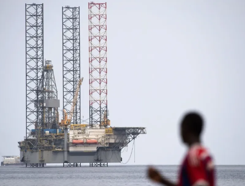Une plateforme pétrolière offshore au large de Port-Gentil, au Gabon, en janvier 2017. © Justin Tallis / AFP
