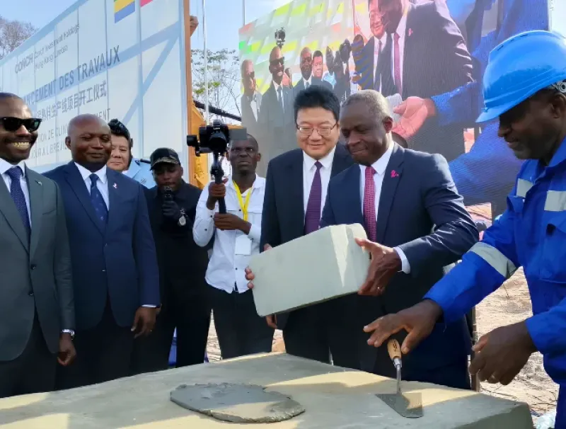 La pose de la première pierre de la nouvelle usine de clinker