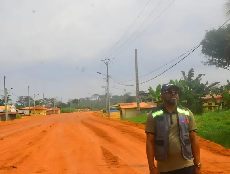 Travaux d'installation des poteaux électriques sur l'axe Oyem-Medzeng