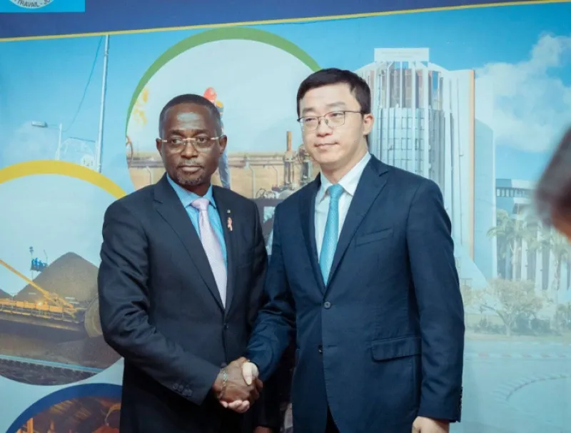 Le ministre du Pétrole et du Gaz Sosthène Nguema Nguema et le le directeur général de l’entreprise chinoise, Shen Jie.