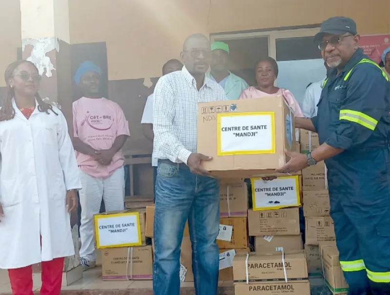 Geste symbolique de remise de médicaments au Centre de santé de Mandji par le DGA de Koreg