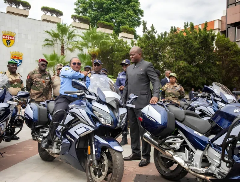 Brice Clotaire Oligui Nguema, président du Gabon remettant symboliquement les clés de la moto