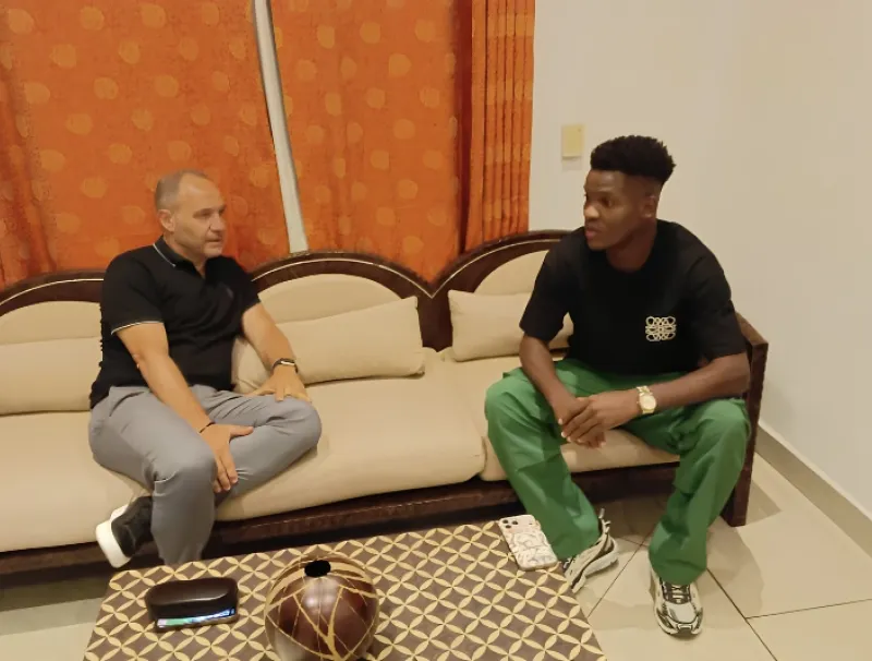 Sébastien Migné, nouveau sélectionneur des panthères du Gabon et Didier Ndong, footballeur international gabonais