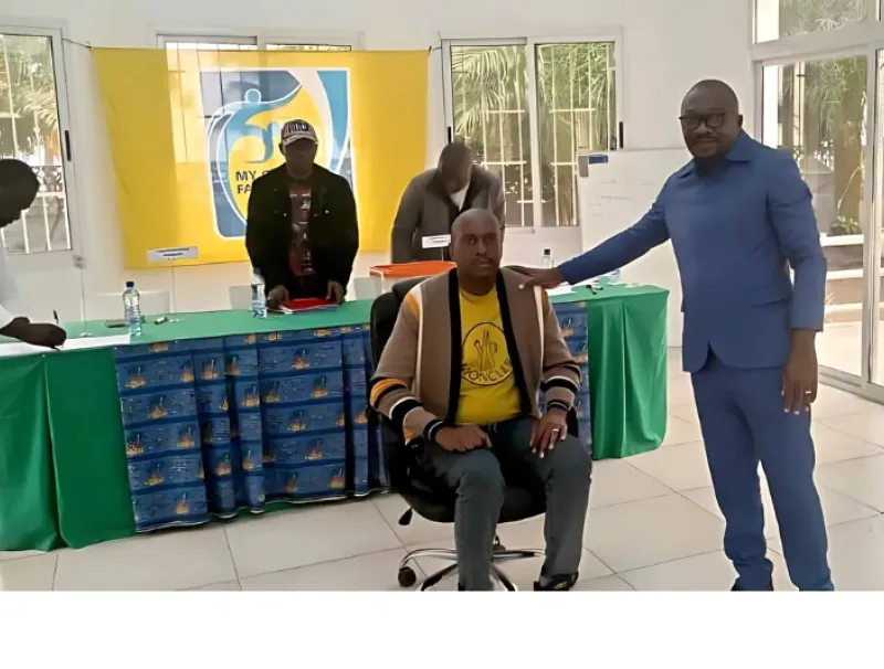 Stéphane Yono Manda installé à son poste de patron de la Lifom par le représentant de la Fégafoot Armand Mouloungui