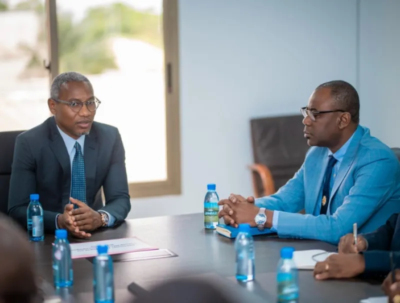 Paul Ulrich Kessany, ministre des sports et Sylvain Florient Pangou Mbembo, président du Comité national olympique gabonais (CNOG) 