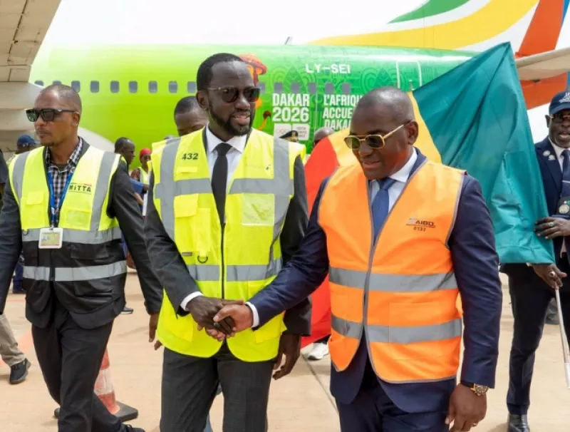 Ulrich Manfoumbi Manfoumbi, ministre des transports et son homologue sénégalais Abdoul Ahad Ndiaye.