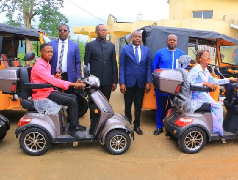 Don de tricycles et vélomoteurs à Okondja