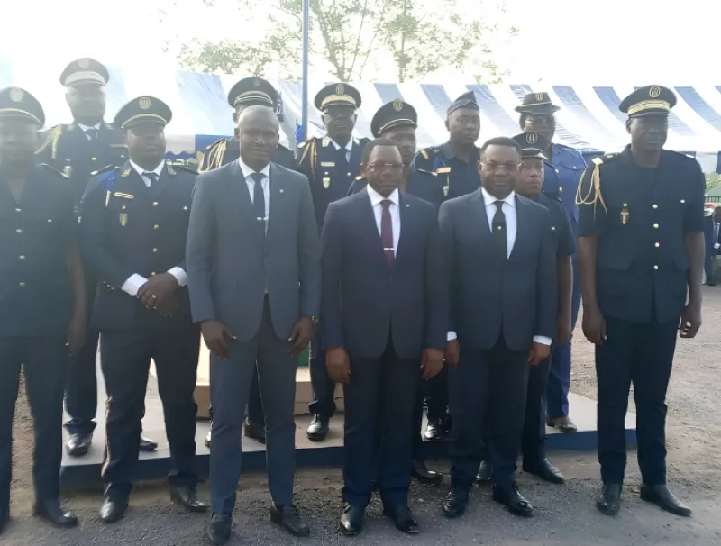 Neuf policiers arborent leurs nouveaux insignes de grade