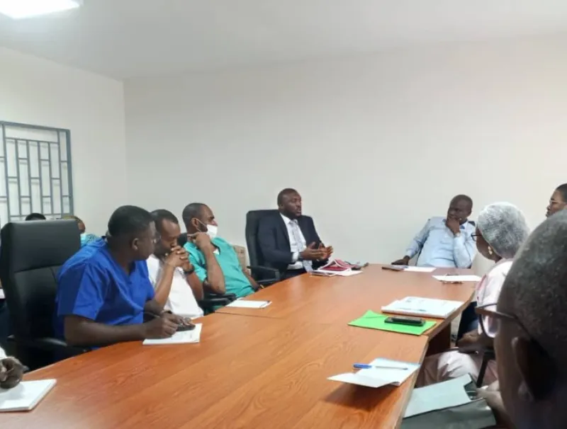 Le personnel du CHRM échangeant avec le substitut du procureur de la République Alphonse Simbouwé.