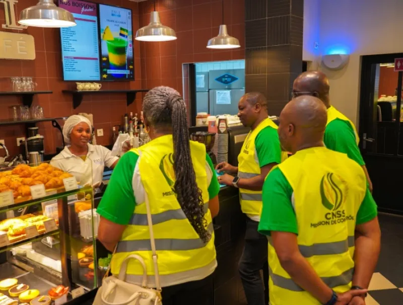 Une vue d’une des équipes de la CNSS en plein contrôle dans un restaurant de la place.