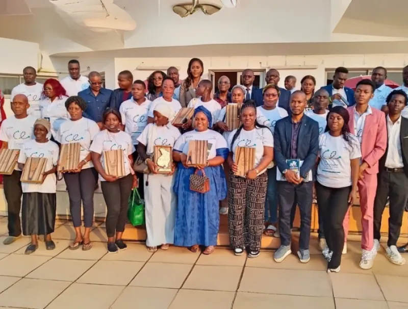 Photo de famille avec les 10 primés de cette première édition.