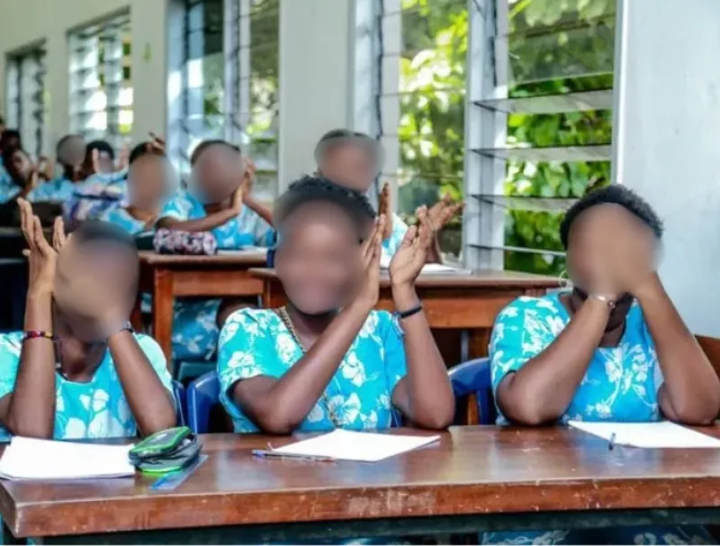 Des élèves de l’Immaculée Conception suivant ici une sensibilisés sur les violences et la consommation des drogues en milieu scolaire. © DR