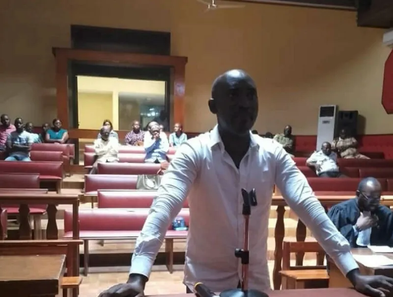 Jesse Mandoukou Mougara écoutant la décision du tribunal. © DR
