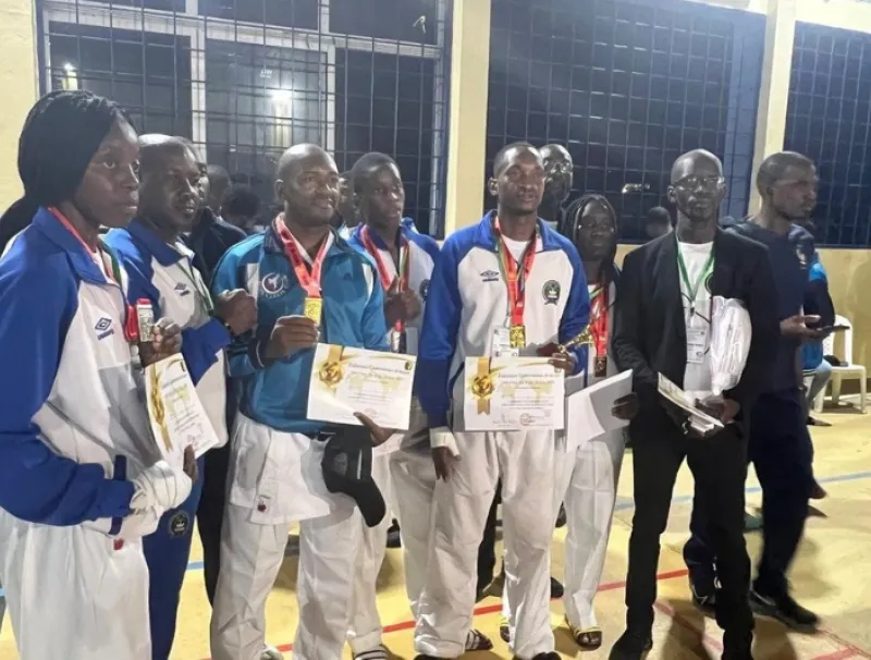 Les athlètes gabonais avec leurs médailles.