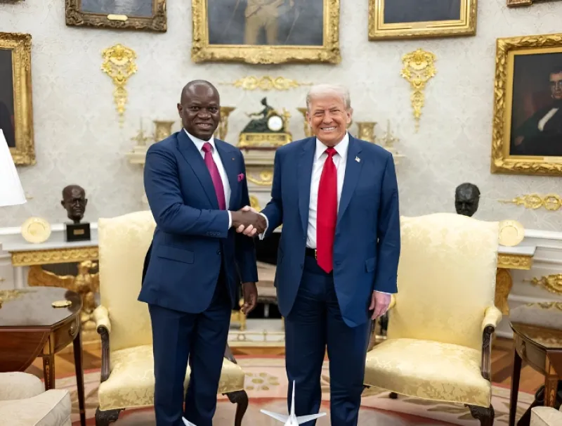 Franche poignée de main en les président Brice Clotaire Oligui Nguema et Donal Trump à l’ouverture du sommet USA-Afrique. © DR