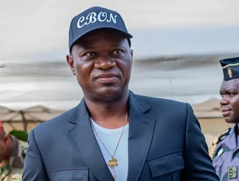 Le président Brice Clotaire Oligui Nguema donnant le coup d’envoi des travaux de voirie de la ville d’Oyem. © DR