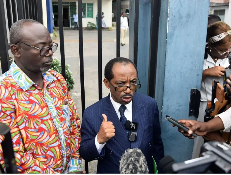 Les partisans d’Ali Akbar Onanga après s’être vus refuser l’accès au siège du PDG. © Jocelyn Abila