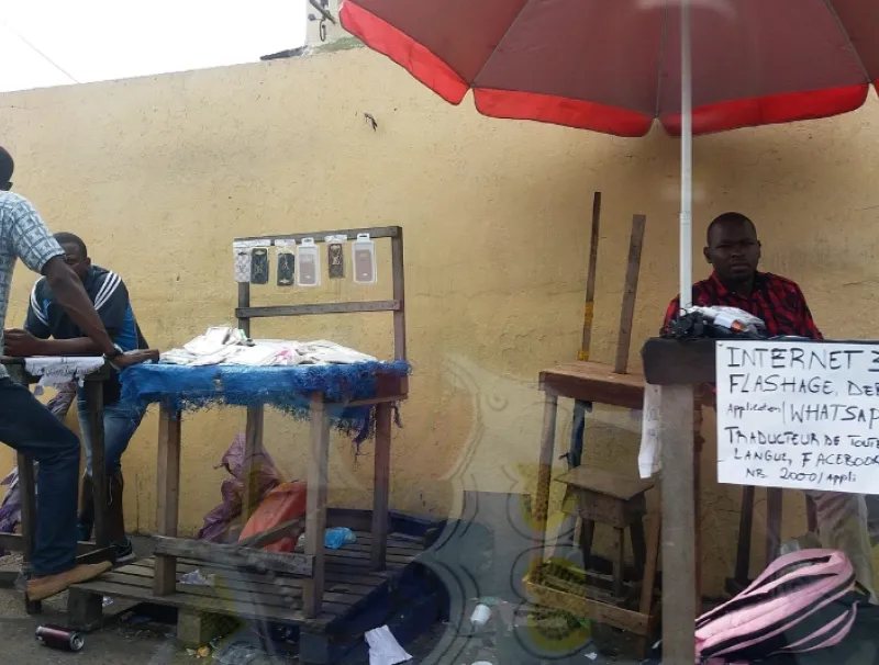 Des petits réparateurs de téléphones sont visibles à chaque coin de rue.