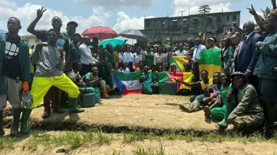 Photo de famille après la visite du site agricole de l'UOB